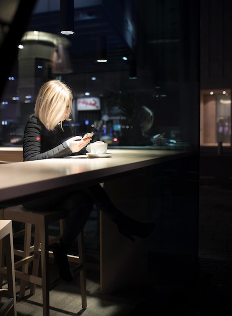 Biuro kontaktowe w klimacie kinowego noir