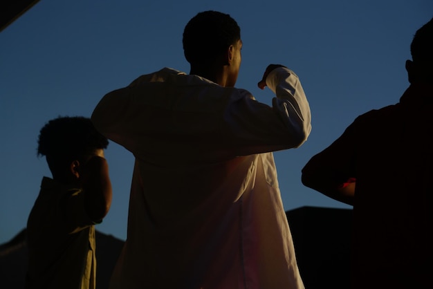 Sylwetka coacha w kinowym świetle